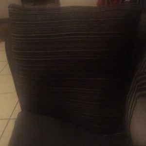 I’m selling black and red pillow